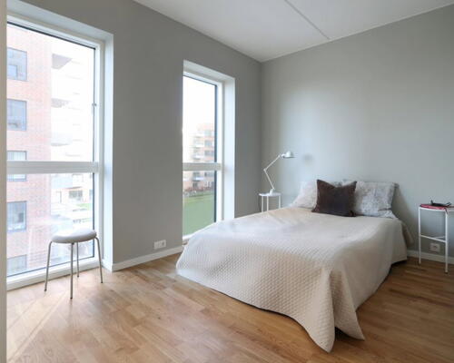 1 vær. bolig i UN17 Lunden - et bofællesskab for dig over 40 år Lys stue og køkkenalrum i åben forbindelse