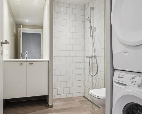 1 vær. bolig i UN17 Lunden - et bofællesskab for dig over 40 år Lys stue og køkkenalrum i åben forbindelse