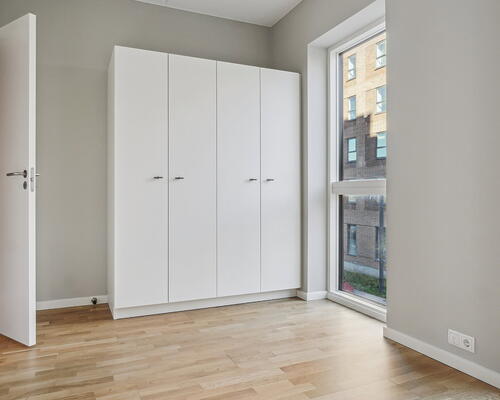 1 vær. bolig i UN17 Lunden - et bofællesskab for dig over 40 år Lys stue og køkkenalrum i åben forbindelse