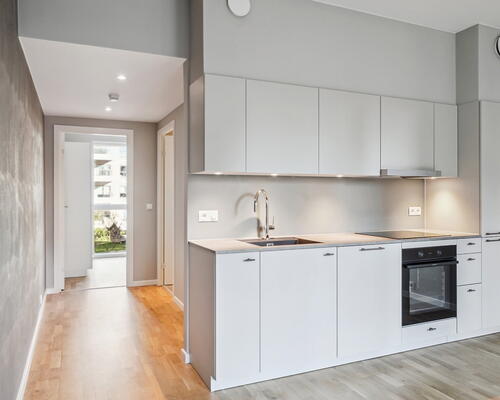 1 vær. bolig i UN17 Lunden - et bofællesskab for dig over 40 år Lys stue og køkkenalrum i åben forbindelse