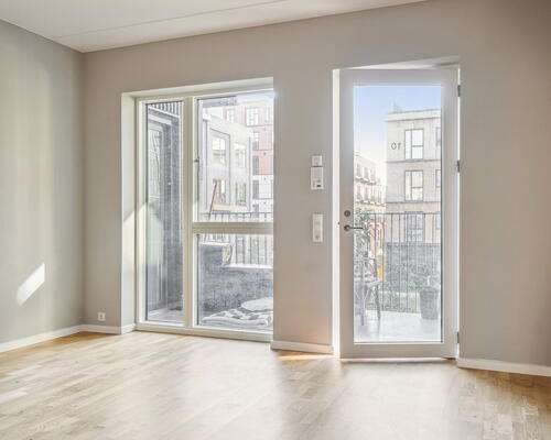 1 vær. bolig i UN17 Lunden - et bofællesskab for dig over 40 år Lys stue og køkkenalrum i åben forbindelse