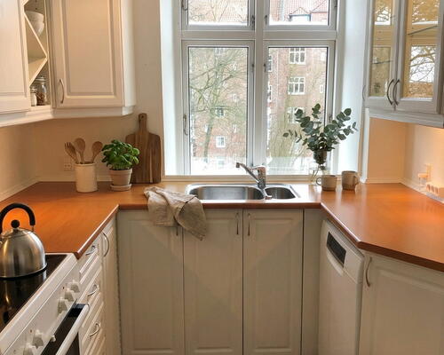 Lys og charmerende lejlighed med klassiske detaljer og delevenlig planløsning