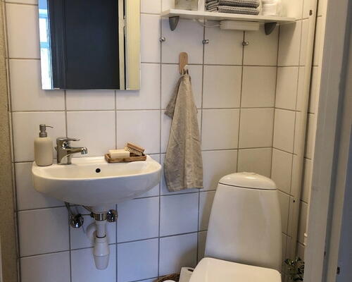 Lys og charmerende lejlighed med klassiske detaljer og delevenlig planløsning