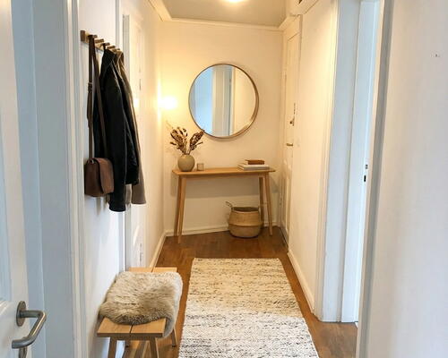 Lys og charmerende lejlighed med klassiske detaljer og delevenlig planløsning