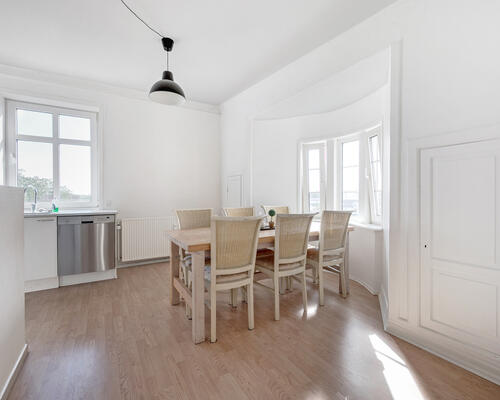 Stor og delevenlig 4-værelses lejlighed