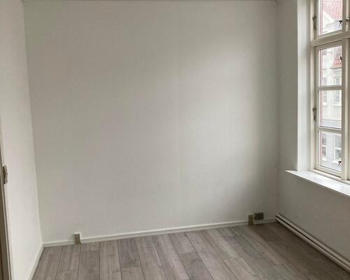 Skøn 1 værelses lejlighed med nyt køkken