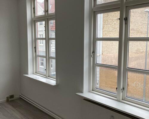 Skøn 1 værelses lejlighed med nyt køkken