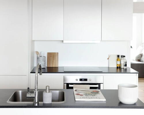 Skøn 3-værelses lejlighed med god planløsning, lyst materialevalg og sydvendt altan - Ingen bindingsperiode!