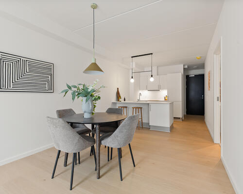 STOR 2-VÆRELSES MED ALTAN I AARHUS C