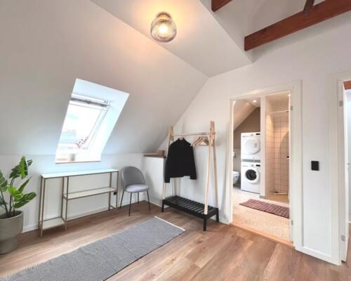 Totalrenoveret taglejlighed fra 2023 klar til nye lejere.