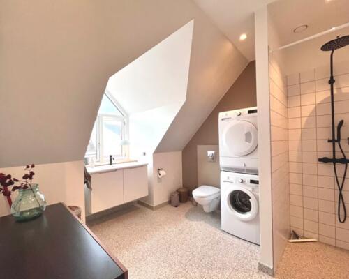 Totalrenoveret taglejlighed fra 2023 klar til nye lejere.