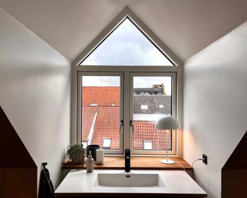 Totalrenoveret taglejlighed fra 2023 klar til nye lejere.