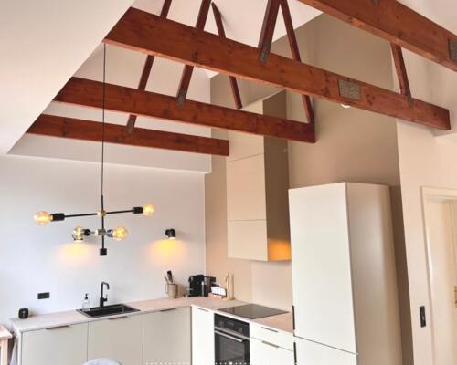 Totalrenoveret taglejlighed fra 2023 klar til nye lejere.