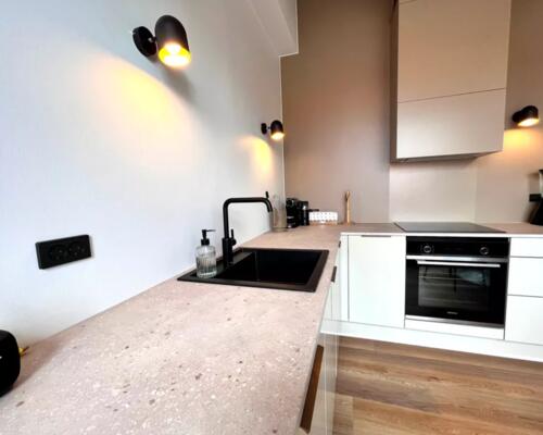 Totalrenoveret taglejlighed fra 2023 klar til nye lejere.