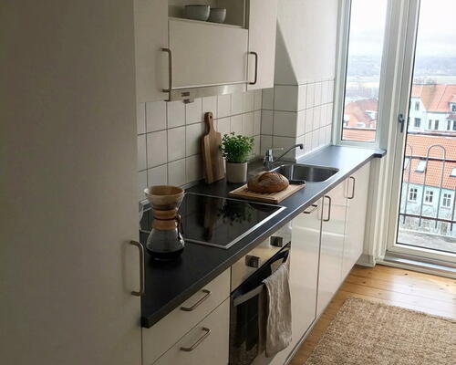 Lejlighed med altan, udsigt over byen og opvaskemaskine