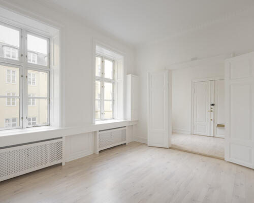 Lys bolig med gode indretningsmuligheder i Frederiksstaden