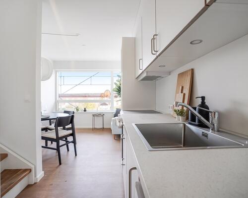 Nyopført moderne lejlighed i to plan