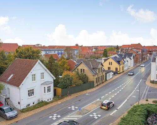 Nyopført moderne lejlighed i to plan