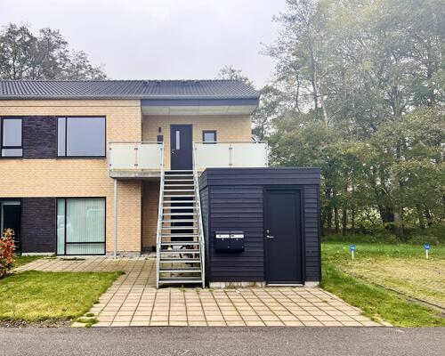 Lys og moderne 1. sals lejlighed med alt i hårde hvidevarer