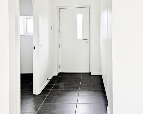 Lys og moderne 1. sals lejlighed med alt i hårde hvidevarer