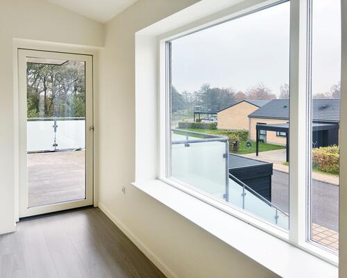 Lys og moderne 1. sals lejlighed med alt i hårde hvidevarer