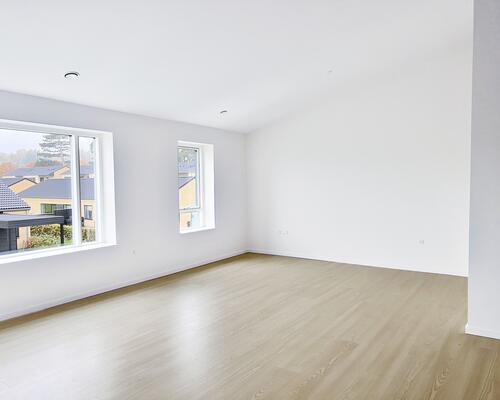 Lys og moderne 1. sals lejlighed med alt i hårde hvidevarer