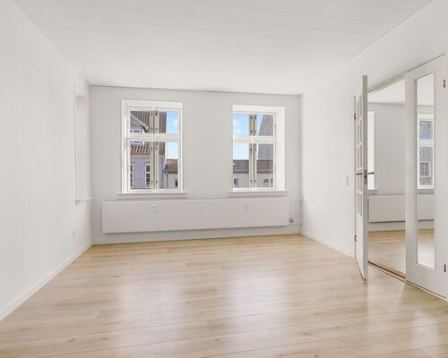 Stor og lys luksuslejlighed i 2 etager – i alt 168 m²