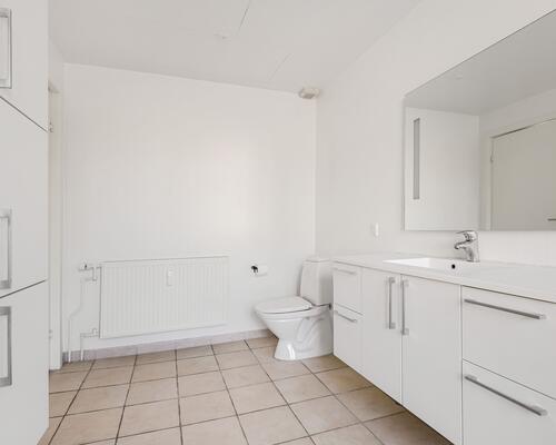 Stor og lys luksuslejlighed i 2 etager – i alt 168 m²