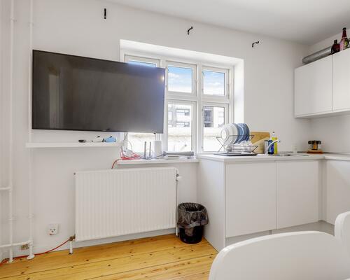 Lys og velindrettet lejlighed med moderne køkken og rolig gård