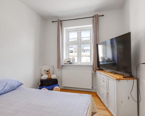 Lys og velindrettet lejlighed med moderne køkken og rolig gård