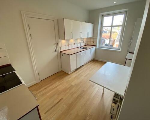 Stor, flot lejlighed beliggende i gågaden.