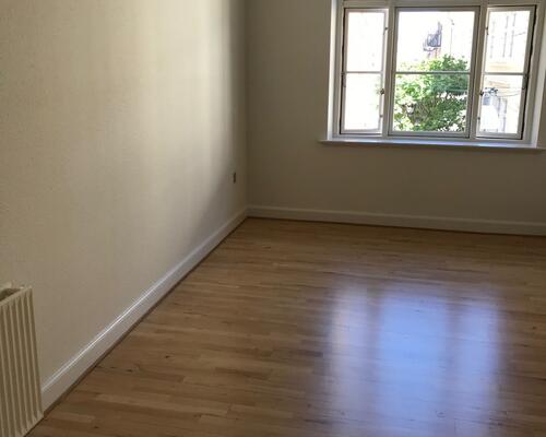 Stor, flot lejlighed beliggende i gågaden.