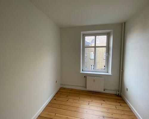 Stor, flot lejlighed beliggende i gågaden.