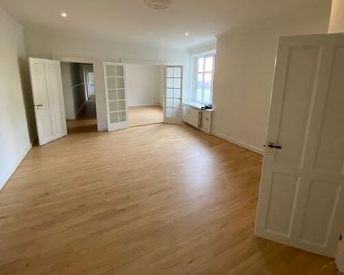 Stor, flot lejlighed beliggende i gågaden.