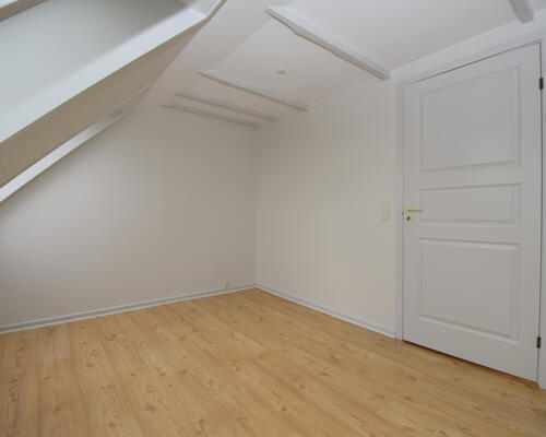 Lys taglejlighed med moderne detaljer og central beliggenhed