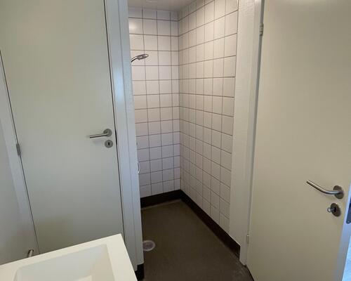 Nyrenoveret 2-værelses i 2 plan.