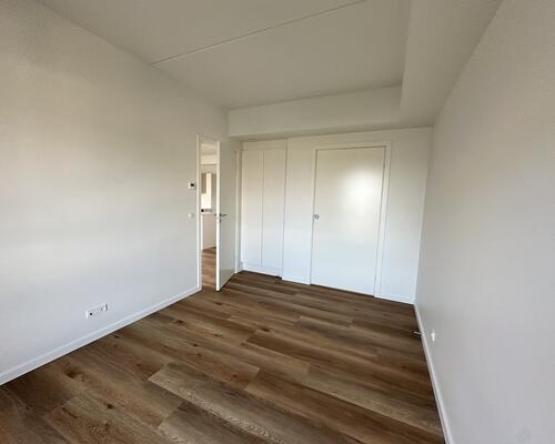 Moderne lejlighed med stor altan og naturskøn beliggenhed