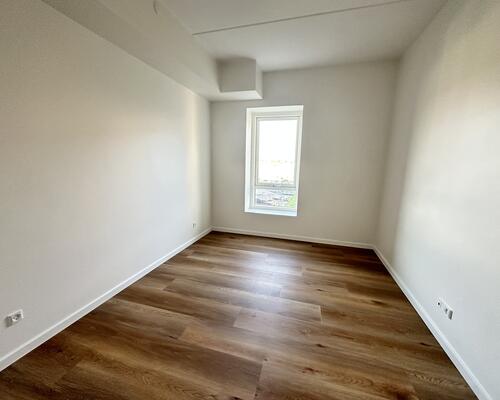 Moderne lejlighed med stor altan og naturskøn beliggenhed