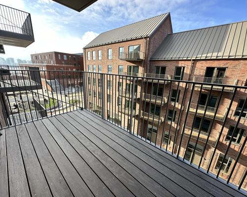 Moderne lejlighed med stor altan og tagterrasse i Nørresundby