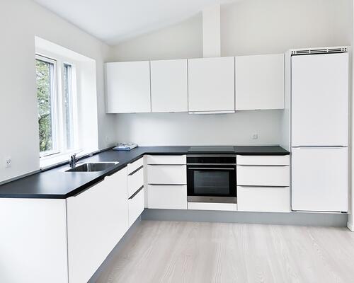 Lys og moderne 1. sals lejlighed med alt i hårde hvidevarer