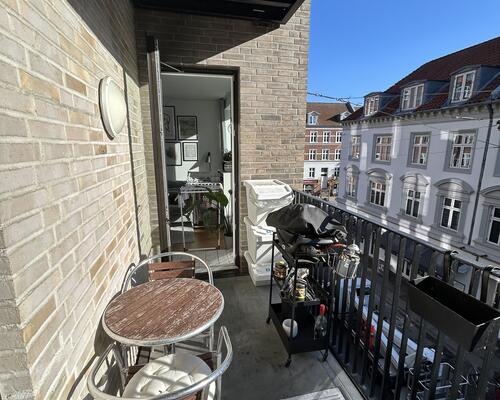 Unik 3-værelses med altan og adgang til stor tagterrasse – centralt beliggende