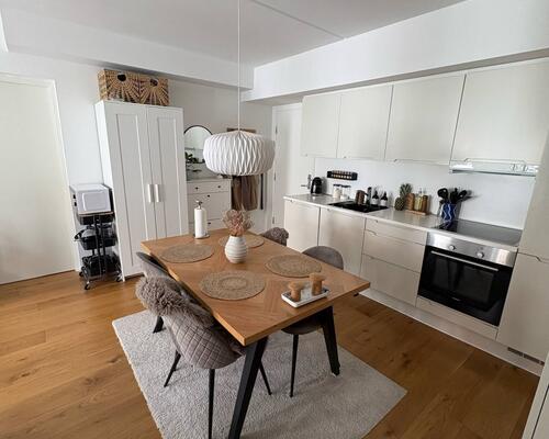 Unik 3-værelses med altan og adgang til stor tagterrasse – centralt beliggende