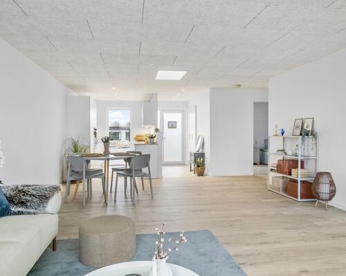 Familievenligt nyopført rækkehus i Snejbjerg med privat have/terrasse og mulighed for ladestander.