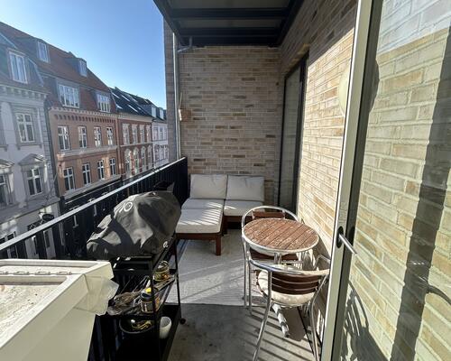 Unik 3-værelses med altan og adgang til stor tagterrasse – centralt beliggende