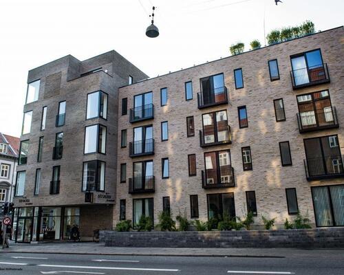 Unik 3-værelses med altan og adgang til stor tagterrasse – centralt beliggende