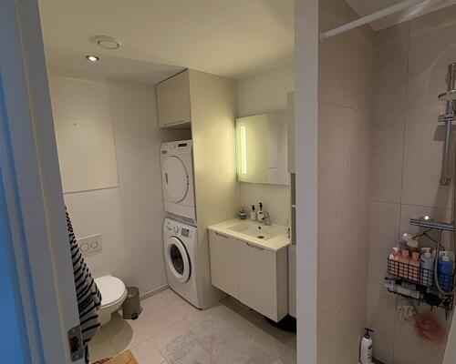 Unik 3-værelses med altan og adgang til stor tagterrasse – centralt beliggende