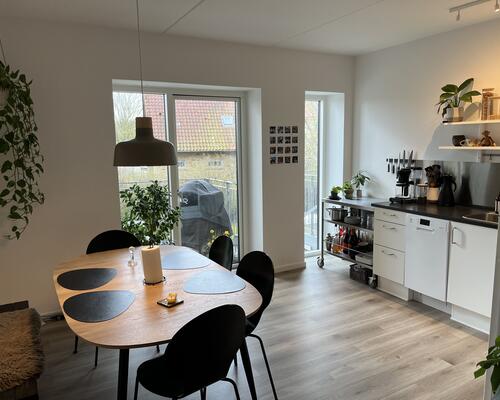 Delevenlig 3-værelses med altan i moderne ejendom