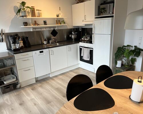 Delevenlig 3-værelses med altan i moderne ejendom