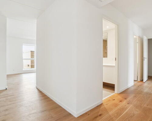 Delevenlig 5-værelses lejlighed på 2. sal med solrig altan. Gulvvarme og nem parkering til ejendommen. Elevator og vaskesøjle - Ingen bindingsperiode!