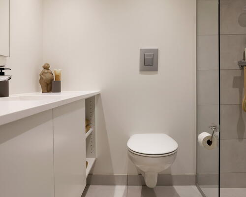 Delevenlig 5-værelses lejlighed på 2. sal med solrig altan. Gulvvarme og nem parkering til ejendommen. Elevator og vaskesøjle - Ingen bindingsperiode!